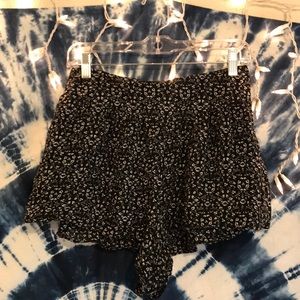 American Eagle Black and White Flowy shorts, Med